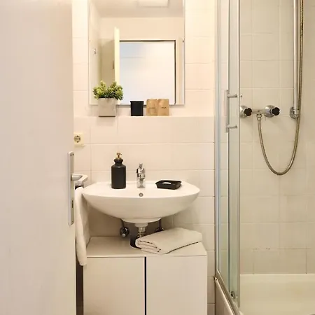 Modernes Apartment Mit Balkon In Duesseldorf